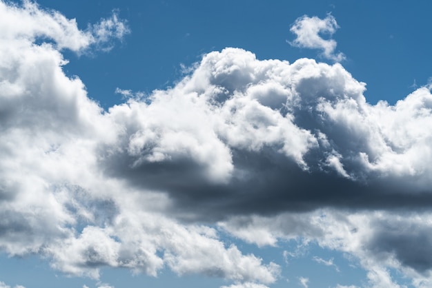 Nubi cumuliformi crescenti in un cielo blu in una giornata di sole