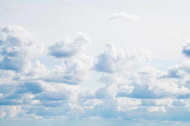 nubi cumuliformi fluttuano nel cielo azzurro e leggero