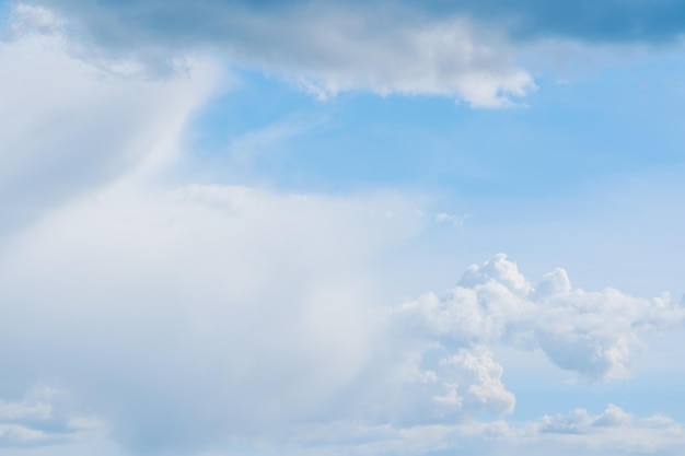 Nubi cumuliformi in una giornata di sole