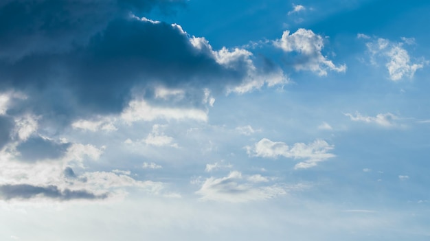 Nubi cumuliformi nel cielo blu