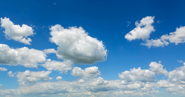 Nubi cumuliformi nel cielo per lo sfondo e il livello..