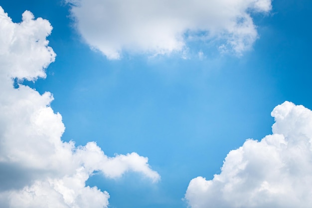 Nubi cumulonembi. cumulo di nuvole. Gonfio o simile al cotone o soffice nuvola cielo blu nuvole bianche e soffici sopra il paesaggio del cielo blu.