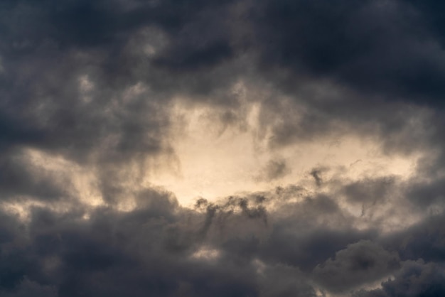 Nubi cupe scure su un cielo tempestoso Sfondo atmosferico naturale