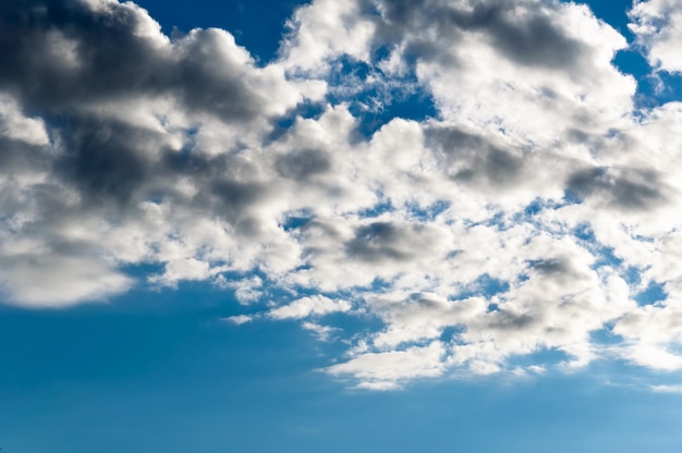 Nubi di cielo e cielo sereno a Tver Russia