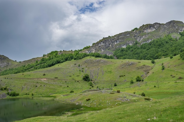 Nubi di pioggia si stanno avvicinando al lago di montagna