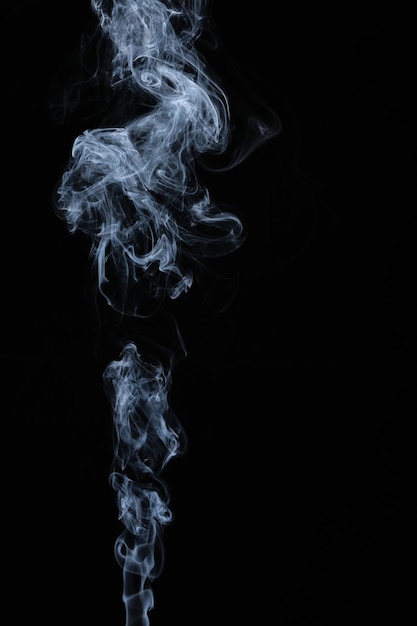 Nubi di riccioli di fumo su sfondo nero.