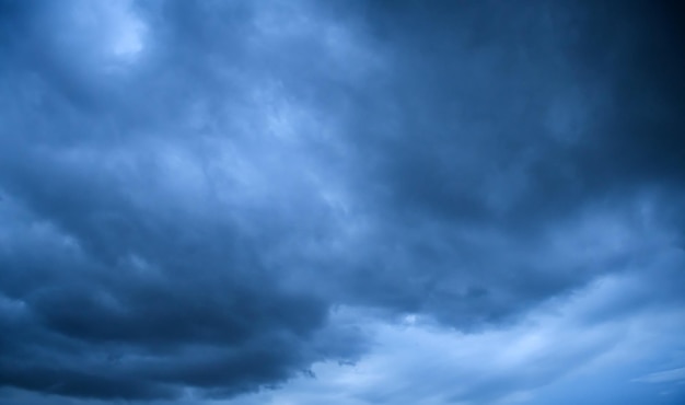 Nubi di tempesta che galleggiano in una giornata piovosa con luce naturale