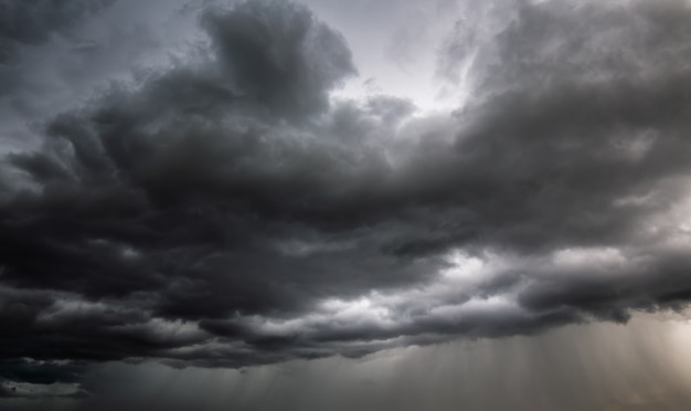 Nubi di tempesta con la pioggia