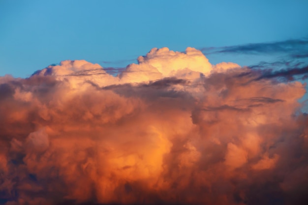 Nubi di tempesta illuminate dai raggi serali del sole al tramonto