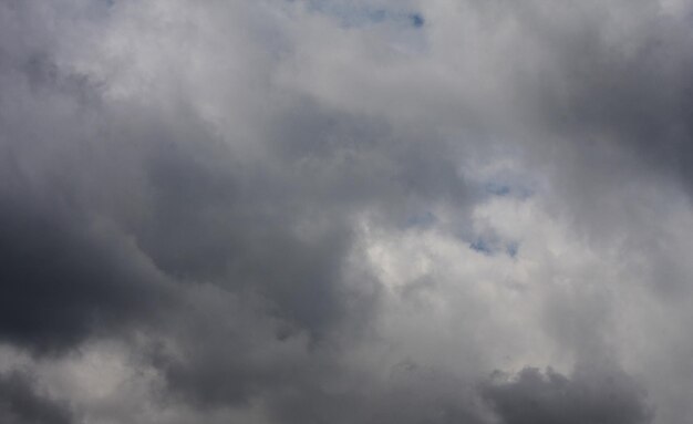 Nubi di tempesta scure prima della pioggia