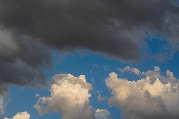 Nubi di tempesta scure prima della pioggia