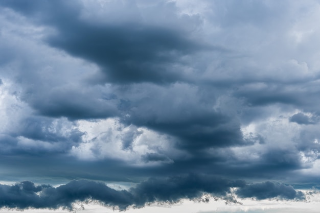 Nubi di tempesta scure. Stagione dei temporali. Enormi nuvole nere di tempesta hanno trascinato il cielo