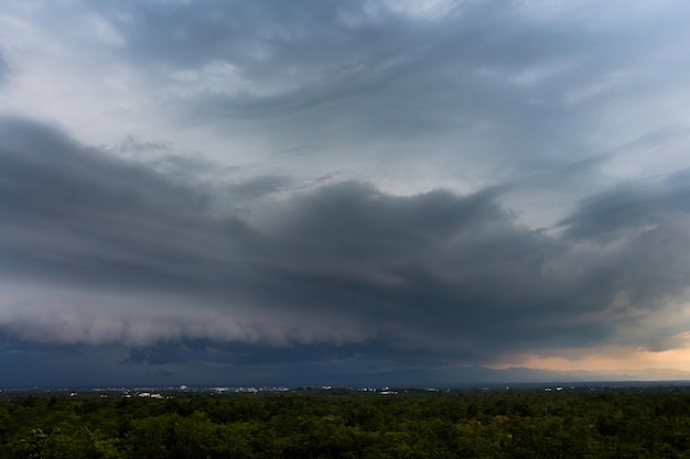 Nubi di tempesta scure sul prato con erba verde