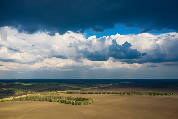 Nubi di tempesta sopra i campi agricoli nella campagna