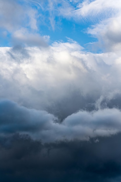 Nubi di temporale drammatiche del paesaggio con il paesaggio naturale del tempo del fondo del cielo blu