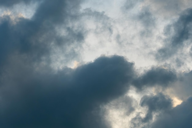 Nubi grigie Il cielo prima della pioggia e del tuono