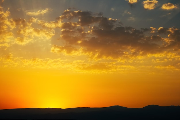 Nubi il bel cielo al tramonto