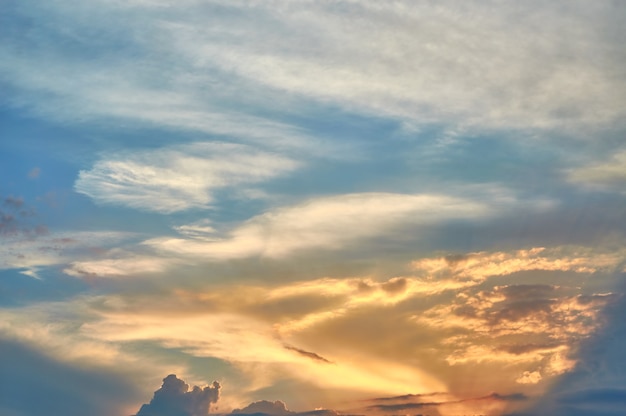 Nubi il cielo serale al tramonto con nuvole drammatiche