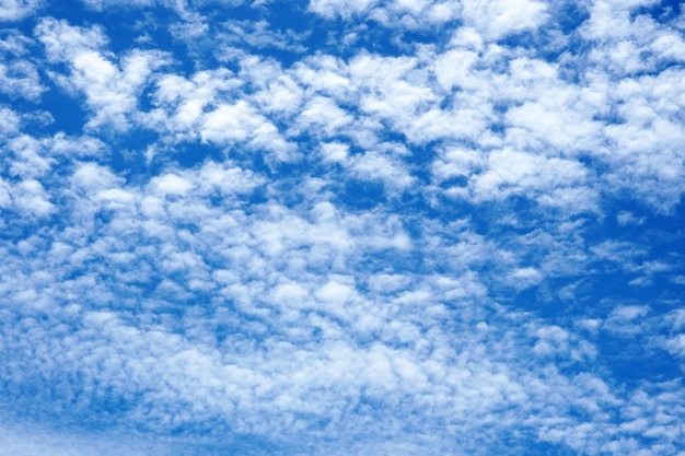 Nubi negli sfondi del cielo blu