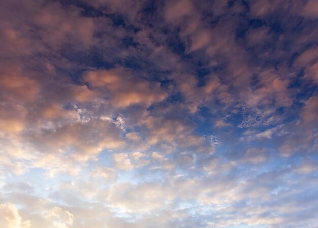 Nubi nel cielo al tramonto Il cielo prima del tramonto