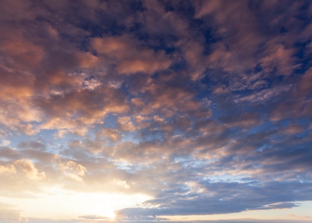 Nubi nel cielo al tramonto Il cielo prima del tramonto