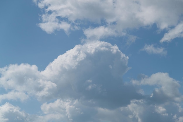 Nubi nel cielo blu in una giornata di sole Sfondo del cielo soleggiato