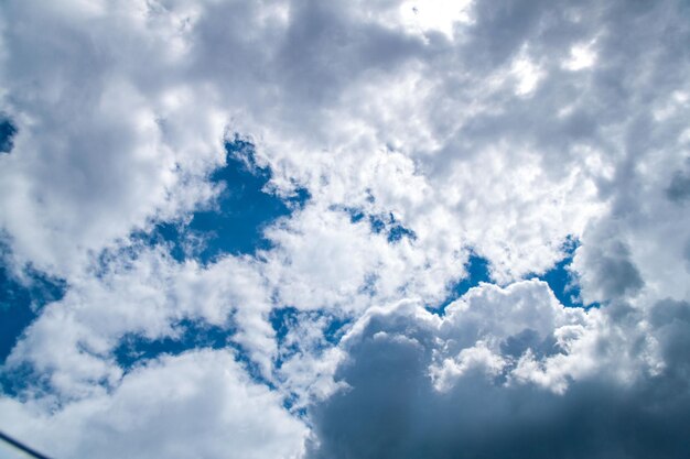 Nubi nel cielo blu in una giornata di sole Sfondo del cielo soleggiato