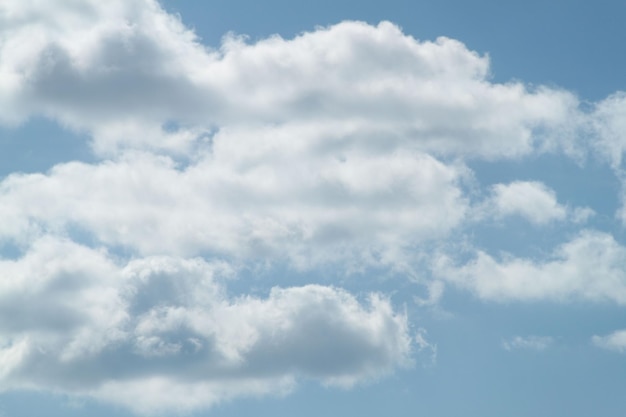 Nubi nel cielo blu in una giornata di sole Sfondo del cielo soleggiato