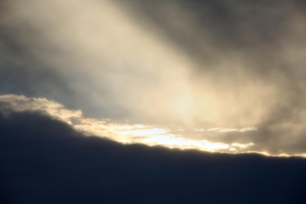 Nubi nel cielo durante il tramonto