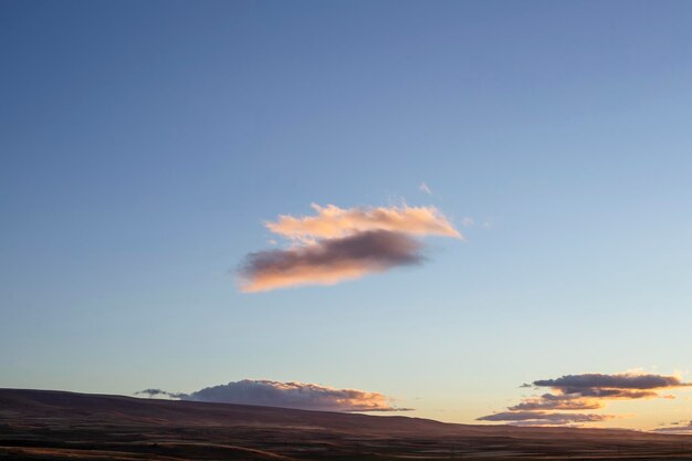 Nubi nel cielo durante il tramonto