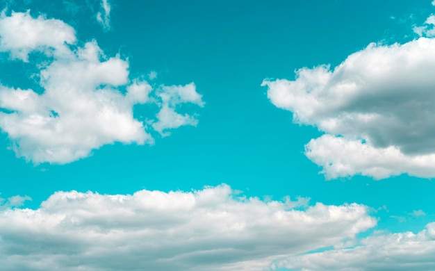 Nubi nel cielo in una giornata di sole