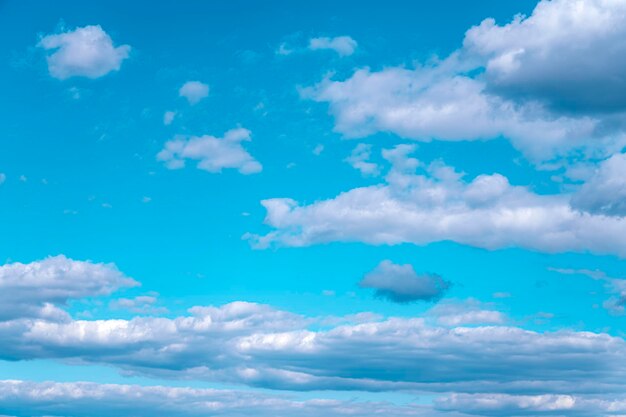 Nubi nel cielo in una giornata di sole