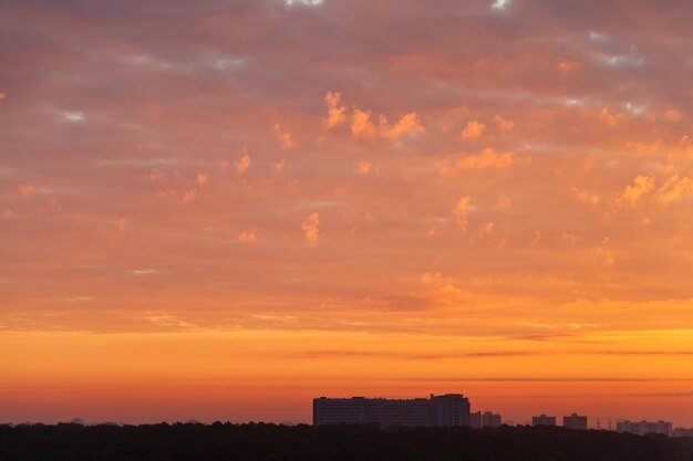 Nubi rosse di alba sopra il condominio