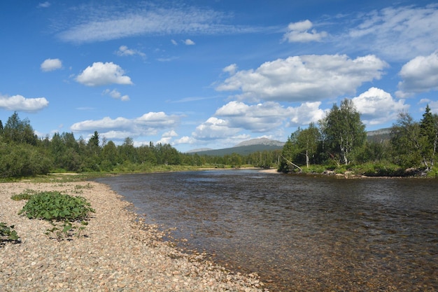 Nubi sopra il fiume Ural Shchugor