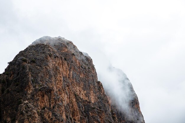 Nubi sopra la cima di una montagna