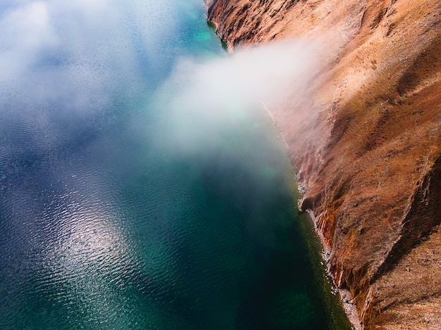 Nubi sopra la riva del lago Baikal e delle montagne. Vista aerea del drone. Lago Baikal, Siberia, Russia. Bellissimo paesaggio primaverile