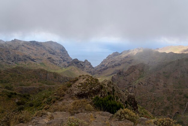 Nubi sopra le montagne dell'isola di Tenerife