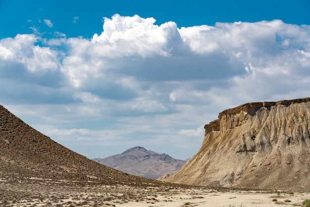 Nubi sopra le rocce in una zona desertica