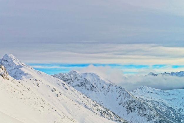 Nubi su Kasprowy Wierch di Zakopane sui Monti Tatra in inverno. Zakopane è una città in Polonia nei Monti Tatra. Kasprowy Wierch è una montagna a Zakopane ed è il comprensorio sciistico più popolare in Polonia