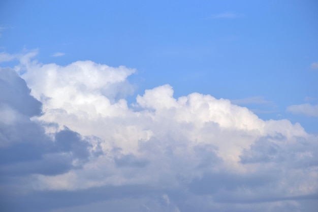 Nubi su un cielo durante il giorno