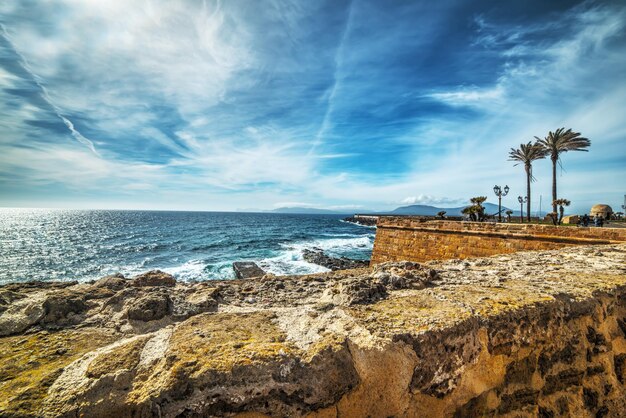 Nubi sul lungomare di Alghero Italia