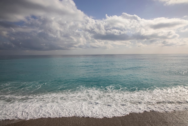 Nubi tempestose e bella vista sul mare