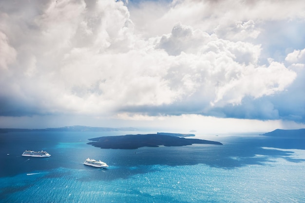 Nubi tempestose sul mare. Isola di Santorini, Grecia.