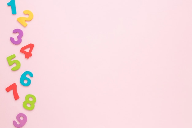 Numeri matematici colorati con copia spazio rosa sfondo