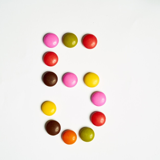 Numero 5 di caramelle colorate dolci, numeri isolati su sfondo bianco