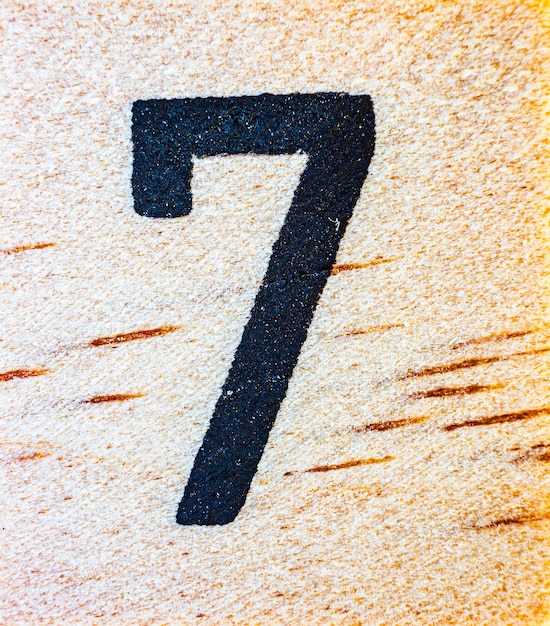 Numero 7 inciso al laser su macro di legno di balsa primo piano dettaglio texture