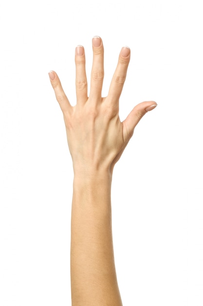 Numero cinque. Gesturing della mano della donna isolato su bianco