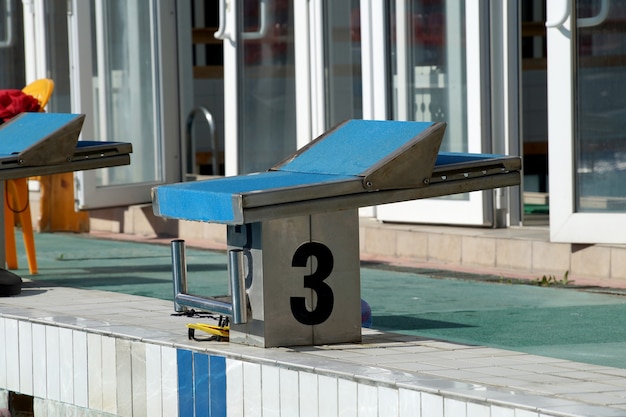 Numero comodino per il salto dell'atleta in piscina