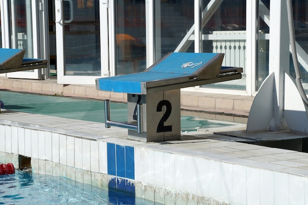 Numero comodino per il salto dell'atleta in piscina