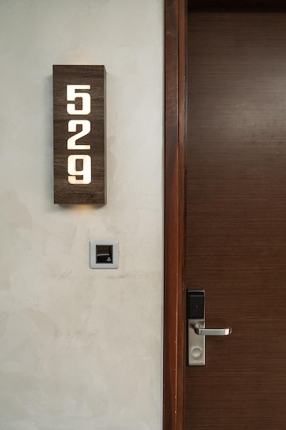 Numero della camera o segno della targhetta sulla parete di legno per hotel o resort
